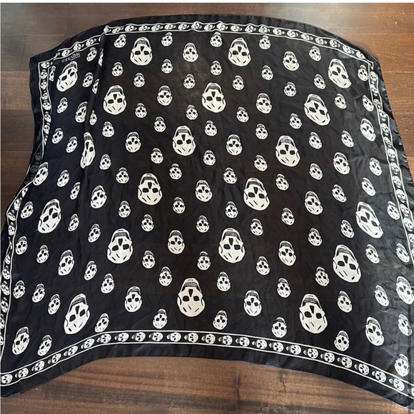 Skull Scarf Alexander McQueen"VIBE"plus Haven't found the purse to put this on! - Picture 13 of 13